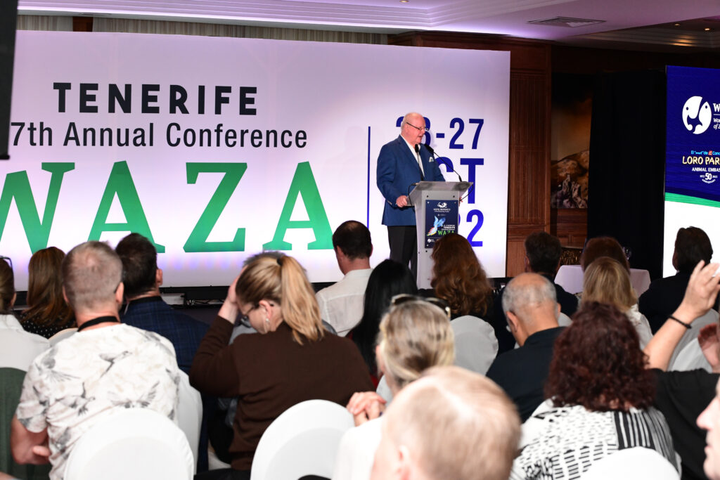 El Sr. Wolfgang Kiessling, presidente de Loro Parque, se dirige a los asistentes en el acto de apertura. Foto: Moisés Pérez