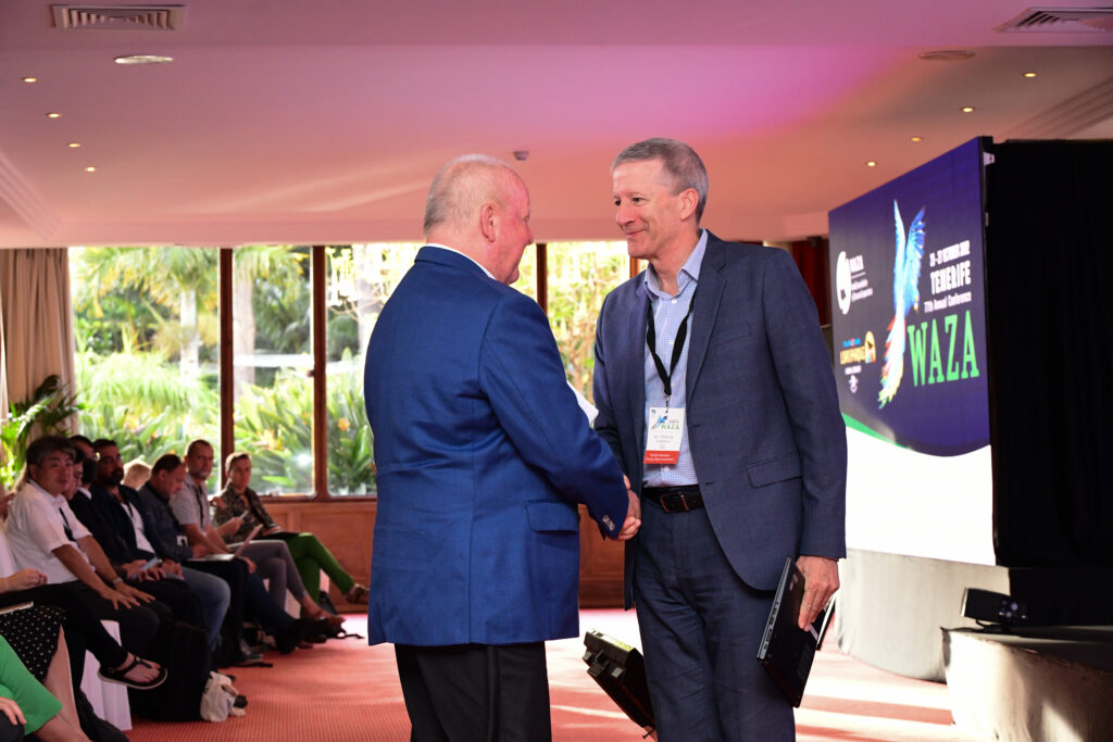 Wolfgang Kiessling saluda a Clément Lanthier. Foto: Moisés Pérez